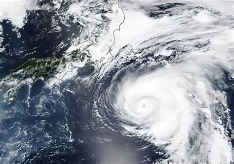 Aussies warned as Typhoon Shanshan causes travel chaos .